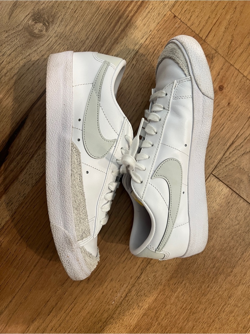 GUC Nike White Sneakers with Light Gray Swoosh - 8 Emma